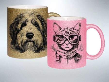 Zwei Glitzertassen von Nerd Merch – eine goldene Tasse mit Hundemotiv und eine pinke Tasse mit Katze im Piloten-Look