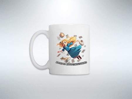 Weiße Nerd Merch Tasse mit einem Cartoon-Motiv von Alice im Koffeinzustand, umgeben von schwebenden Karten und Kaffee.