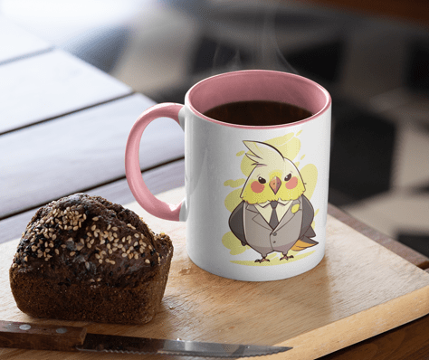 Nerd Merch Tasse mit Papageien-Motiv in Anzug, neben einem Brotlaib auf einem Holzbrett.